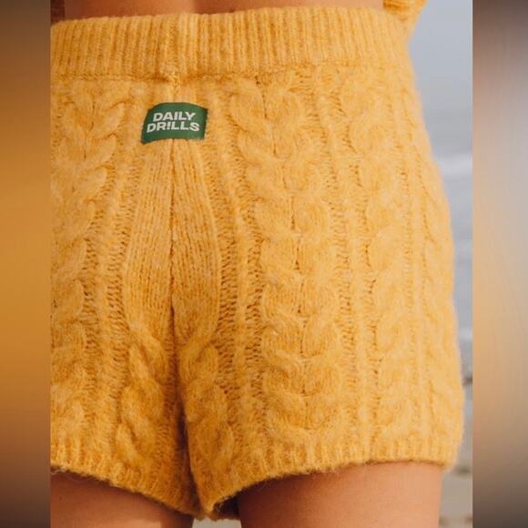 Daily Drills Pants - Daily Drills Cable Sweater Shorts in Honey Gold Size XS/S‎ YD750